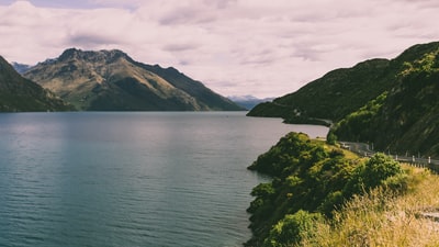 白天的水体和山岛